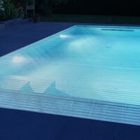 Bei WaterBeck finden GaLa-Bauer maßgefertigte Rollladensysteme für ihre Poolprojekte