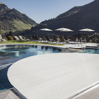 Poolabdeckungen von WaterBeck fügen sich optimal in moderne Gartenkonzepte ein